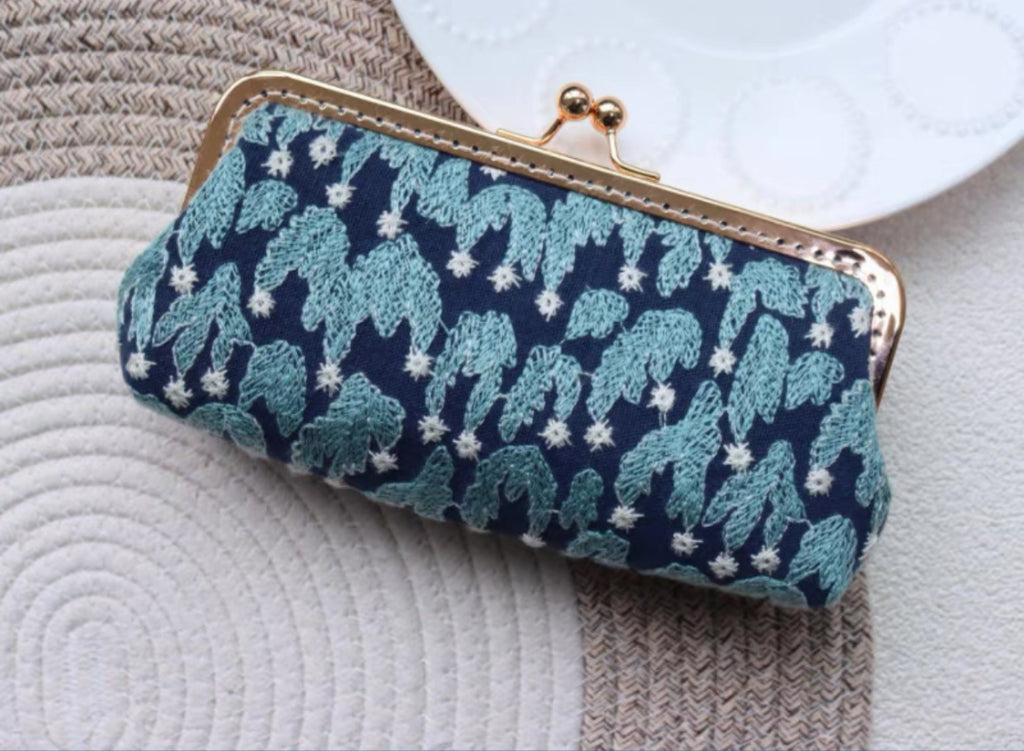 Clasp pouch online